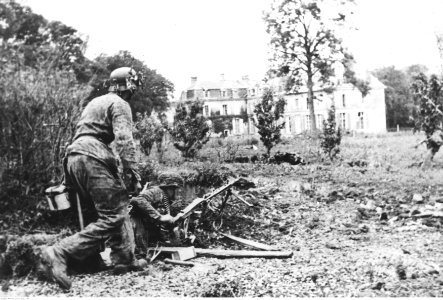 Walki na froncie w Normandii na zachód od Caen. (2-371)