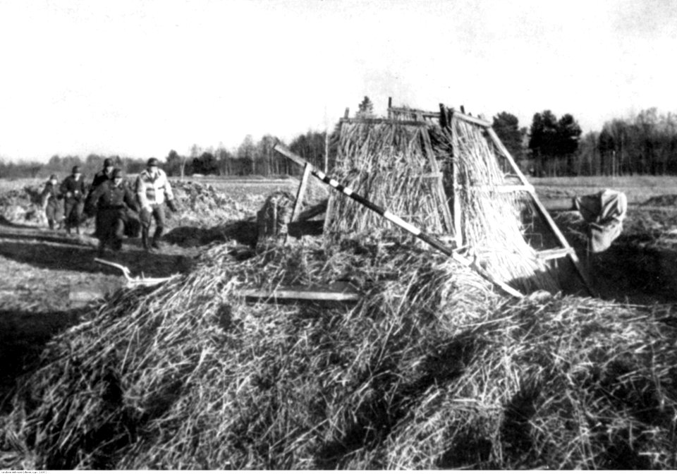 Walki w Kurlandii. Stanowisko artyleryjskie w stogu słomy (2-1970)