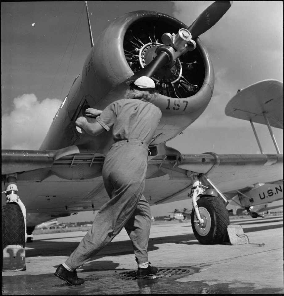 WAVE (Women Accepted for Volunteer Emergency Service) activities at Jacksonville, Florida. Violet Falkum, AMM, spins... - NARA - 520910