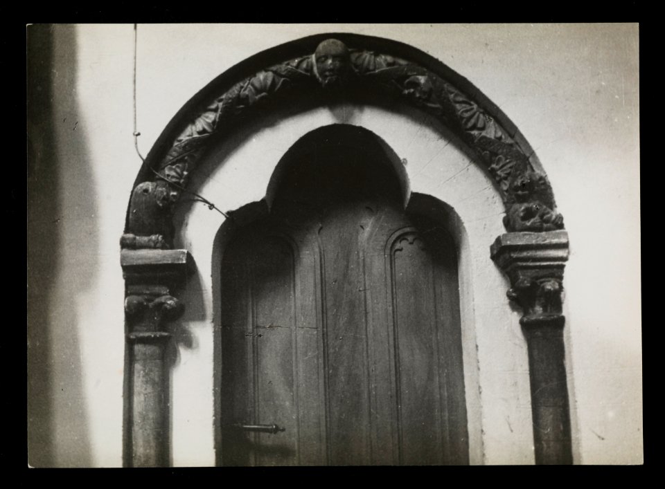 Wnetrze katedry w Kamieniu Pomorskim - przejscie z prezbiterium do zakrystii 1949 (66044778)