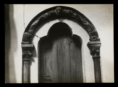 Wnetrze katedry w Kamieniu Pomorskim - przejscie z prezbiterium do zakrystii 1949 (66044778)