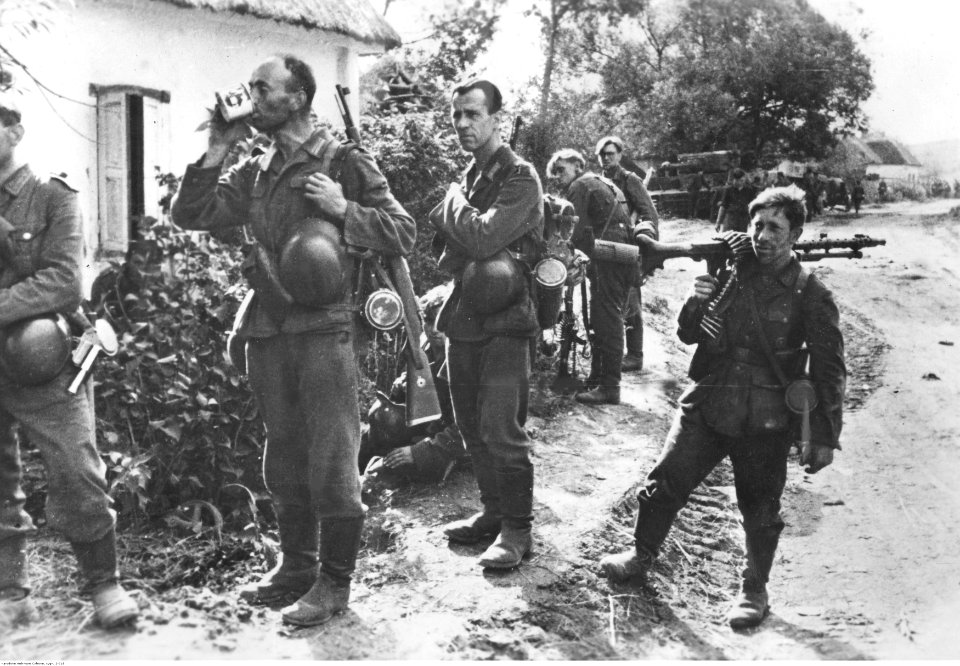 Wojska niemieckie podczas odpoczynku we wsi pod Biełgorodem (2-718)