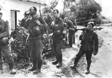 Wojska niemieckie podczas odpoczynku we wsi pod Biełgorodem (2-718)