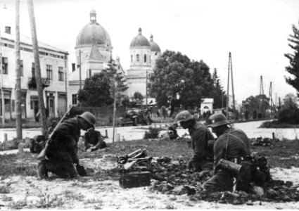 Wojska niemieckie w nierozpoznanym mieście na froncie wschodnim (2-1010)