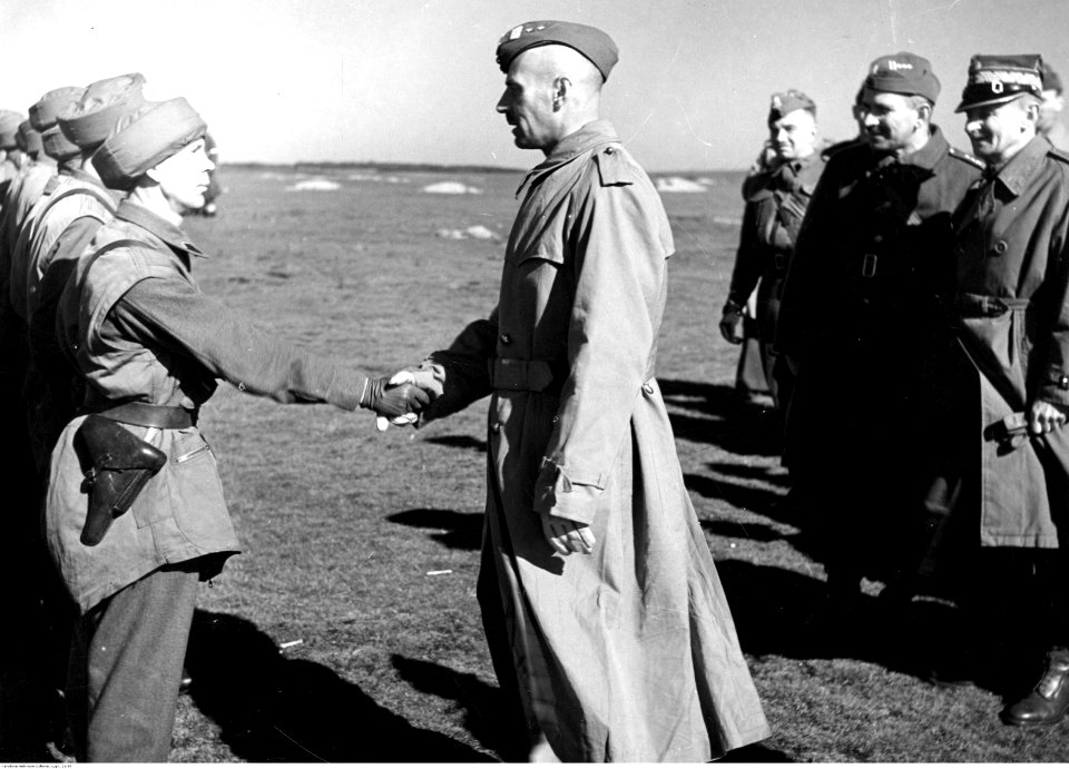 Wizyta gen. Władysława Andersa w 1 Samodzielnej Brygadzie Spadochronowej (21-95)