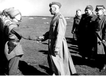 Wizyta gen. Władysława Andersa w 1 Samodzielnej Brygadzie Spadochronowej (21-95)