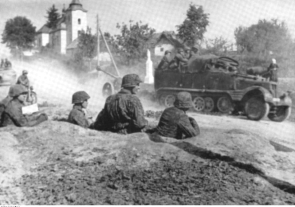 Wojska niemieckie we wsi w Normandii (2-387)