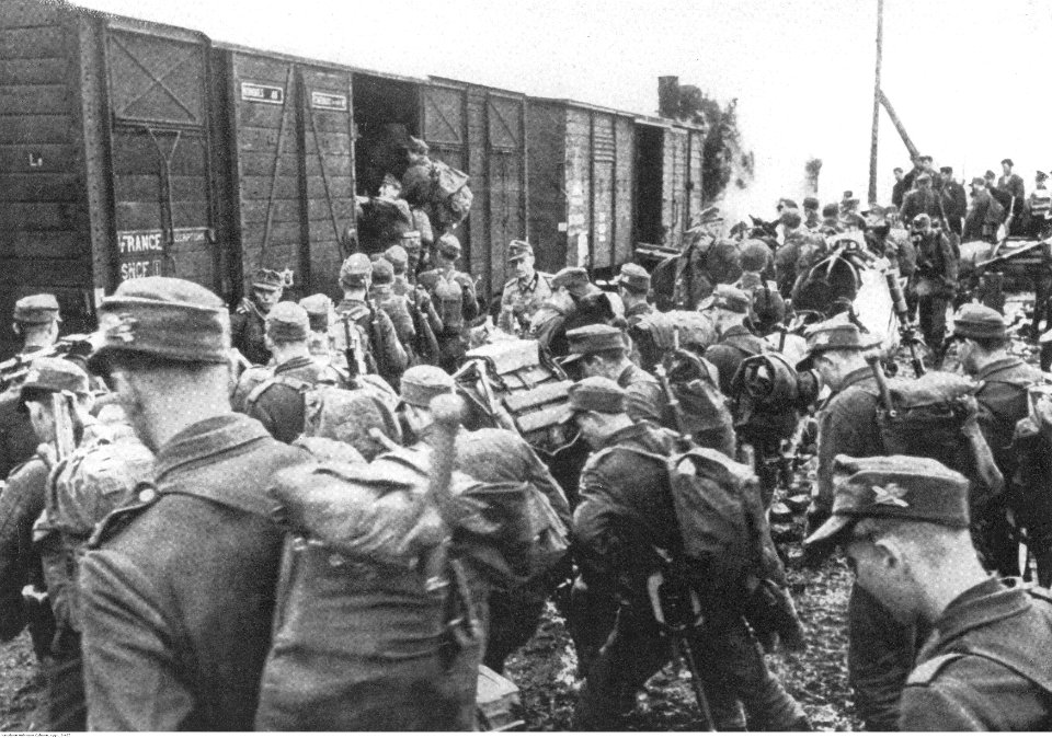 Wojsko niemieckie w drodze na front zachodni (2-425)