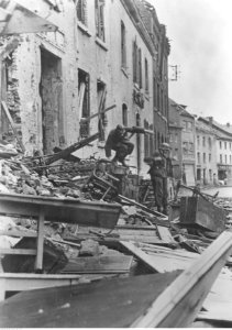 Wojska niemieckie w nierozpoznanym mieście na froncie zachodnim (2-404)