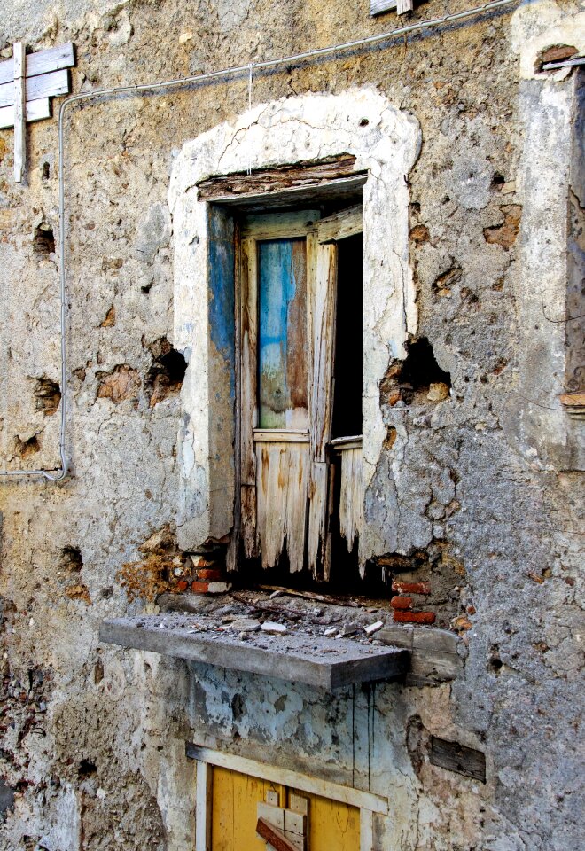 Run-down balcony door