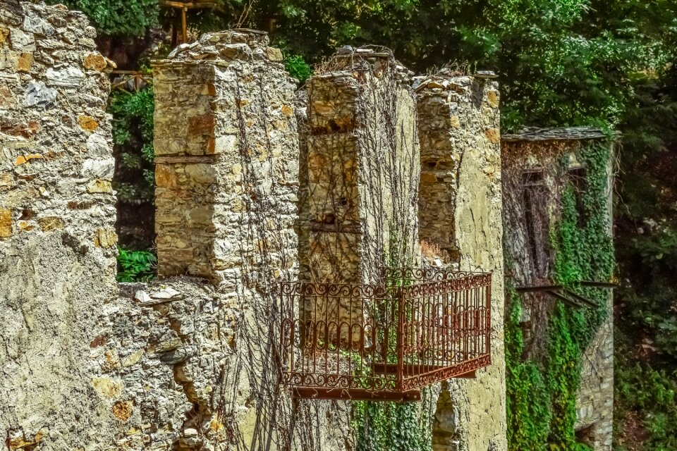 House abandoned destroyed