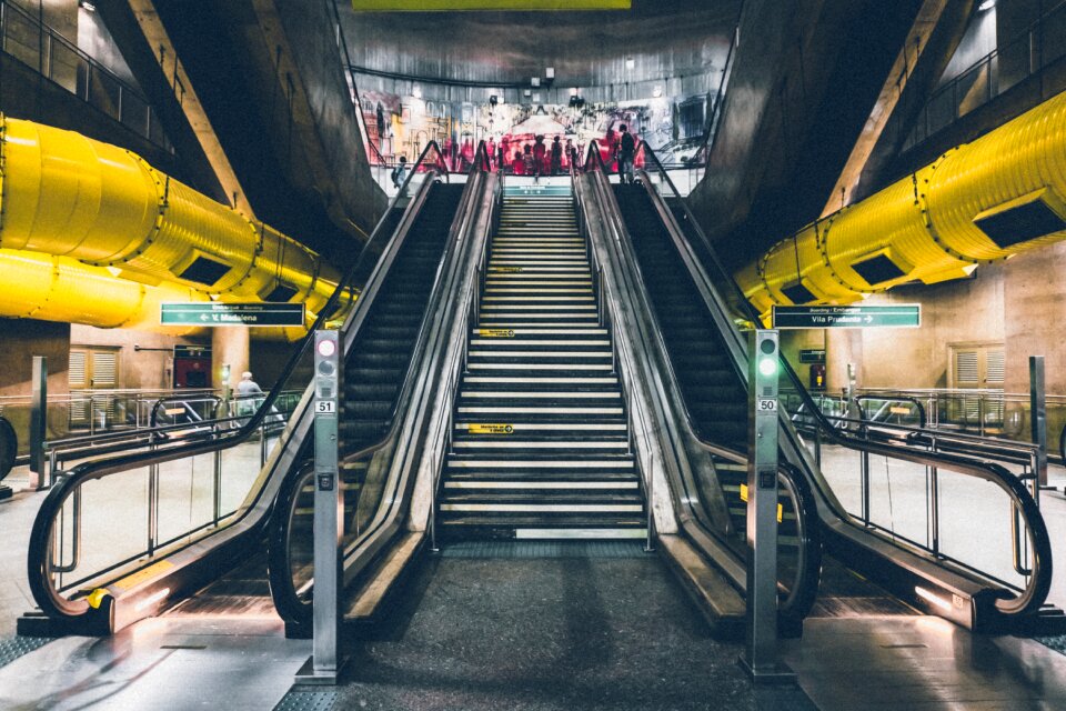 Structure establishment escalator