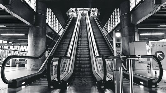 Structure establishment escalator