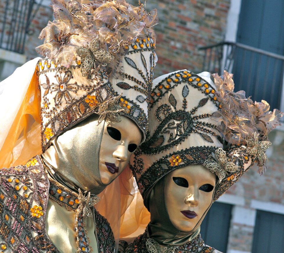 Hide mystery carnival