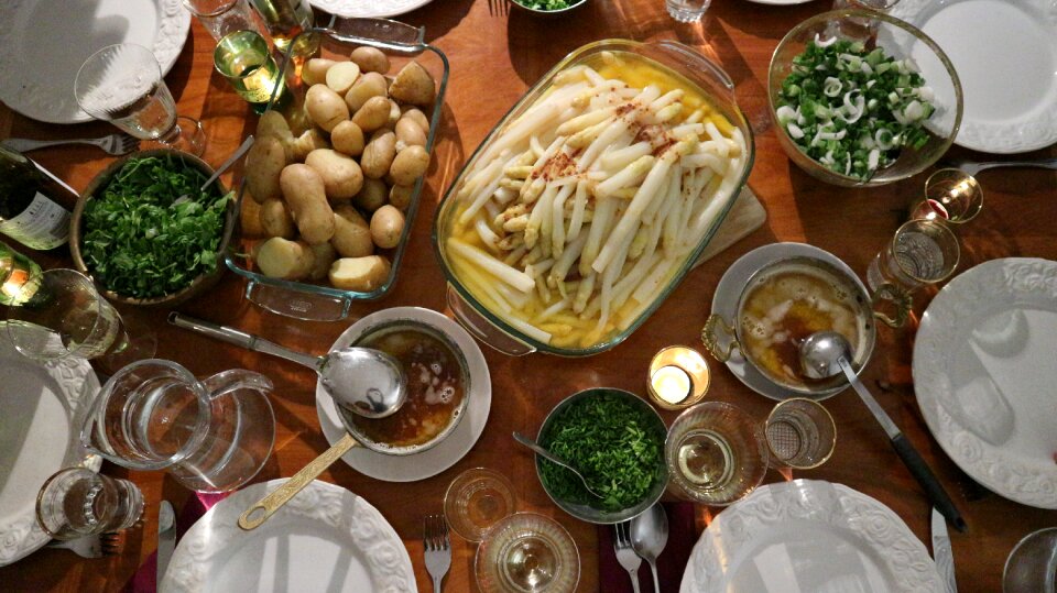 Gedeckter table hollandaise asparagus dish