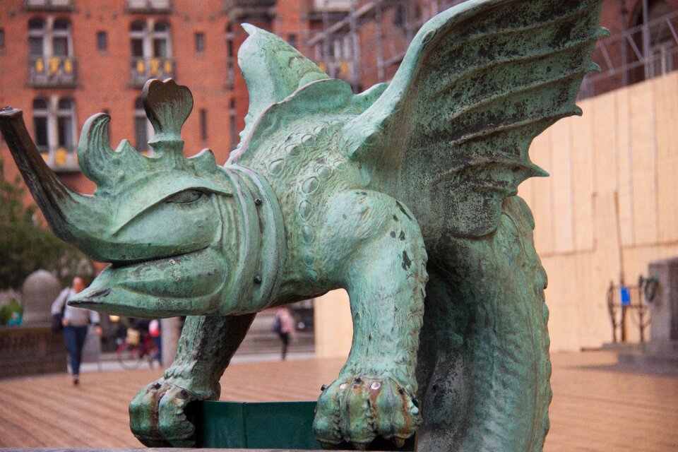 Figure dragon decorating