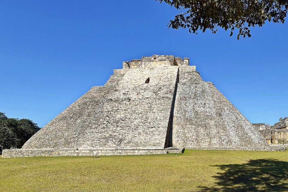 Adivino-pyramid pyramid travel
