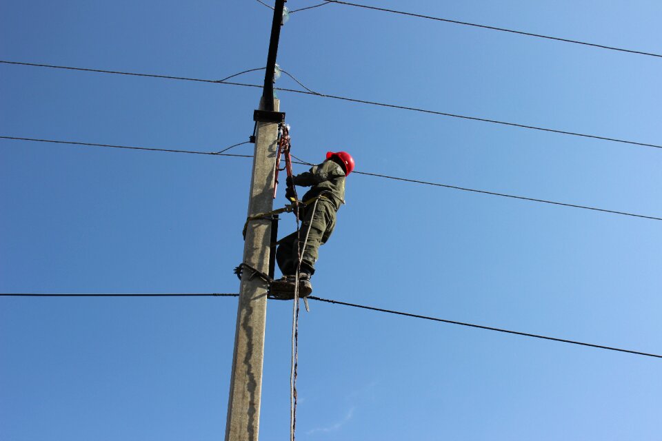 Electrician check employee