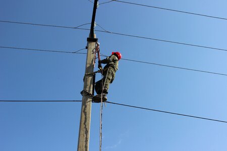 Electrician check employee
