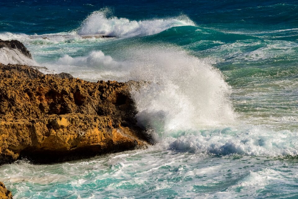Wave crushing splashing