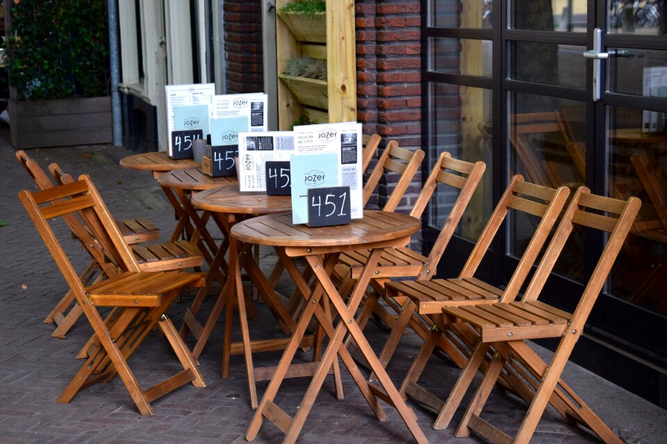Tables restaurant outside