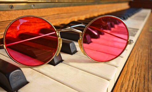 Frame pink glasses illusion
