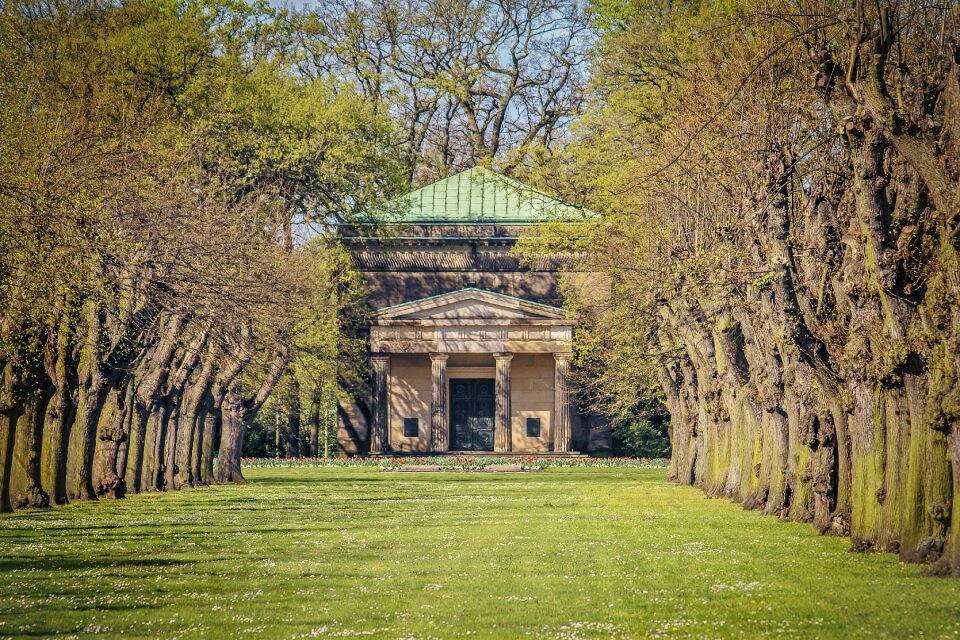 Architecture avenue mausoleum