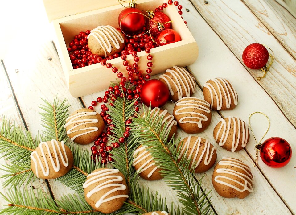 Decorating gingerbread cookies