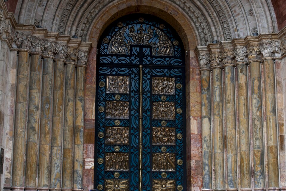 Building door travel