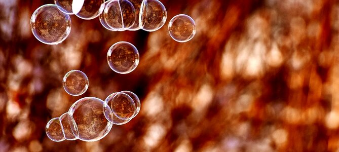 Make soap bubbles float mirroring photo