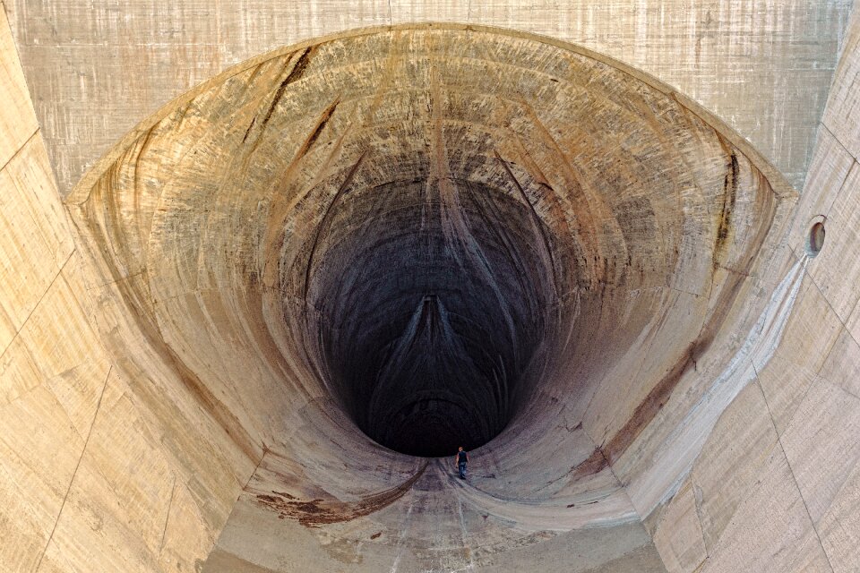 Dam overflow hole