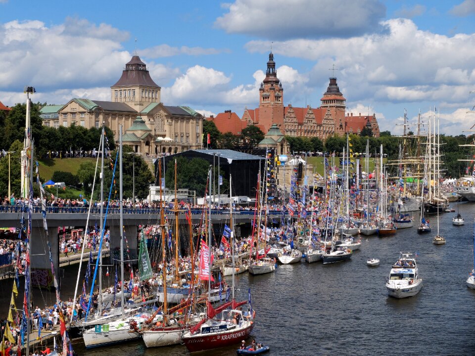 Sailing ship the tall ships races river