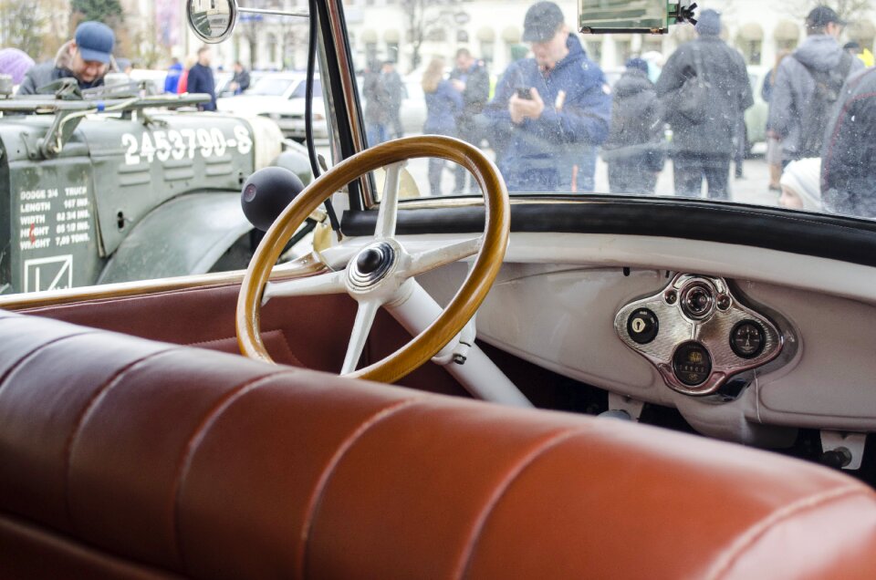 Interior steering wheel tree