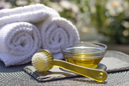 Oil massage brush