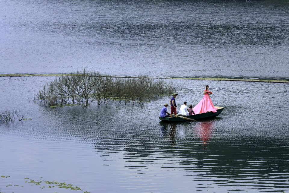 The boat shooting photographer