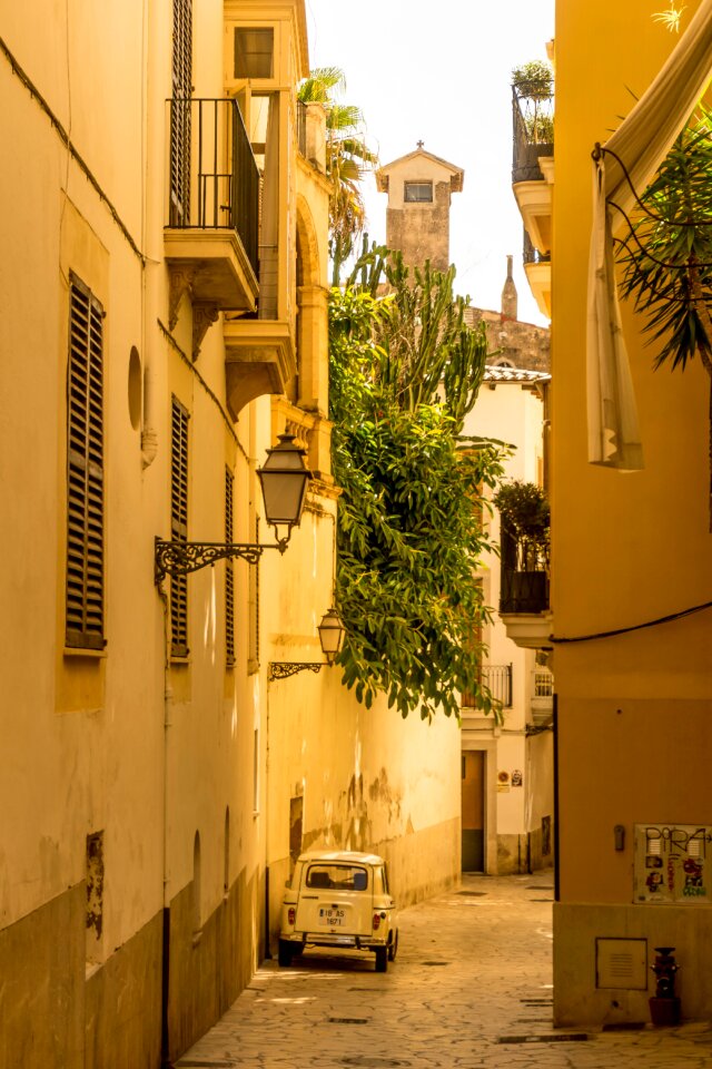 Historic center shadow tourism