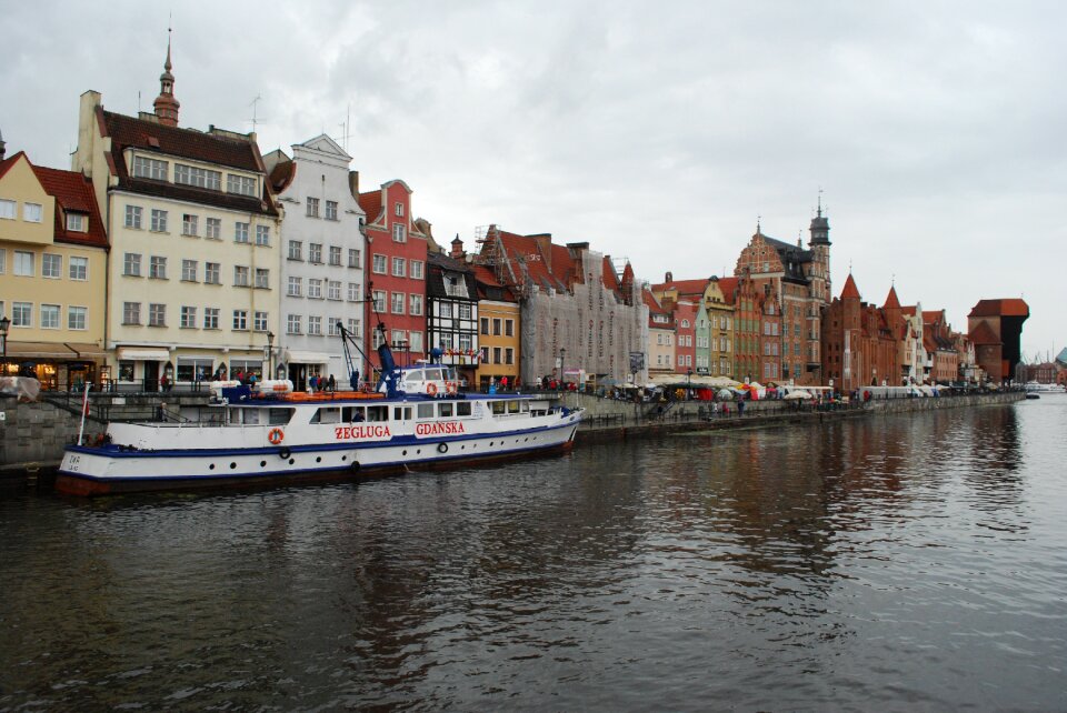 Ship houses shipping