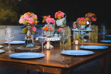 Dishes tablecloth organization photo