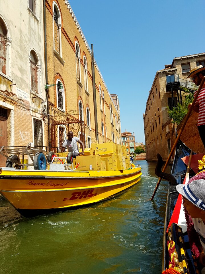Dhl post venice gondola