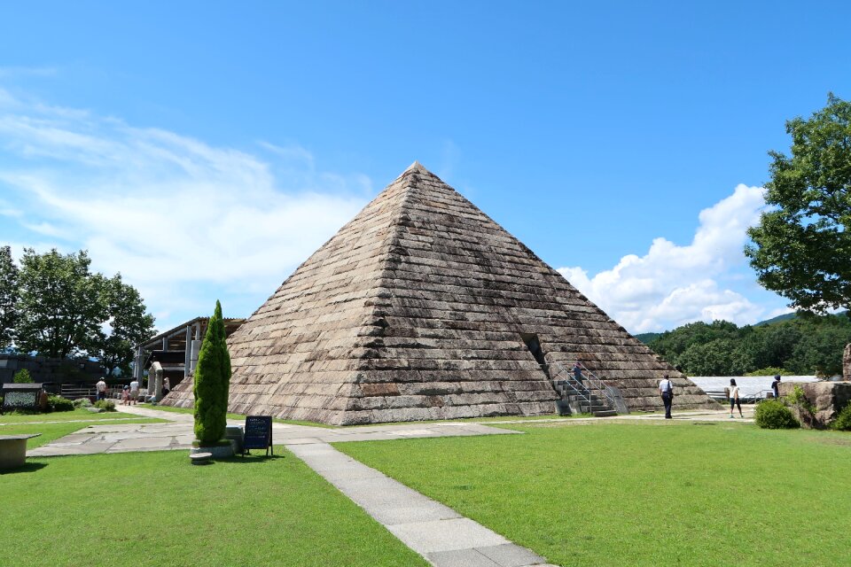 Hiroshi 石館 space museum pyramid square