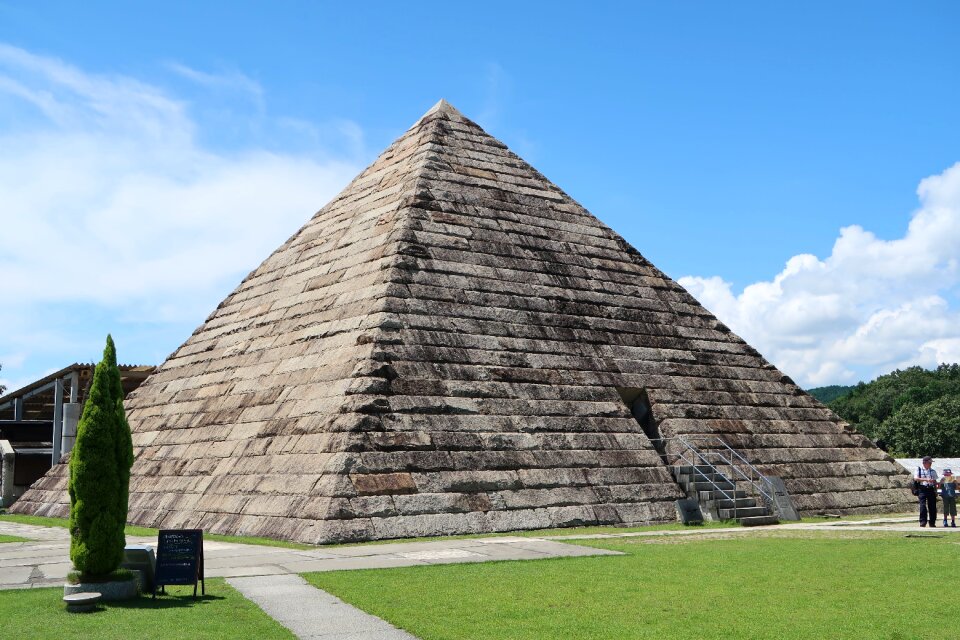 Hiroshi 石館 space museum pyramid square