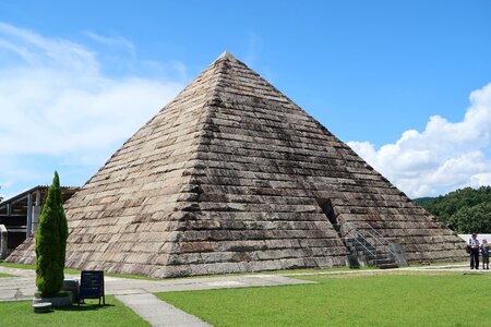 Hiroshi 石館 space museum pyramid square