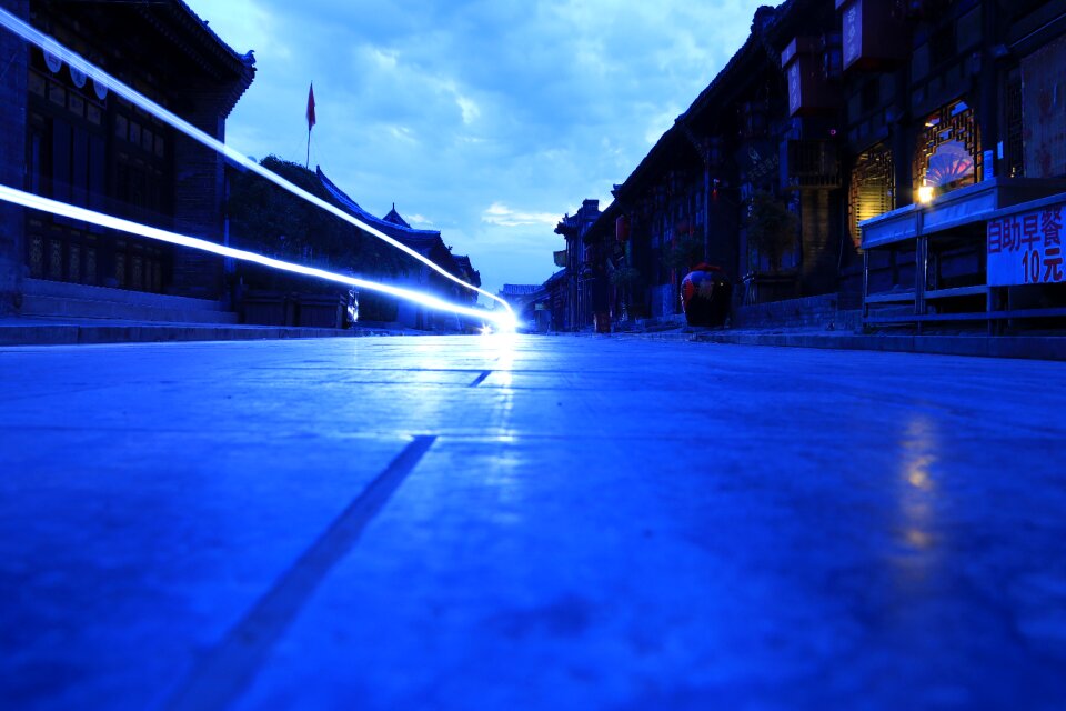 Early in the morning street streamer