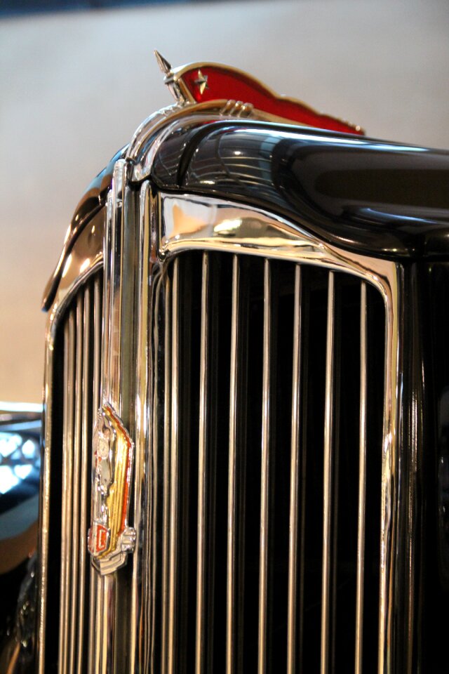 Machine collectible old car
