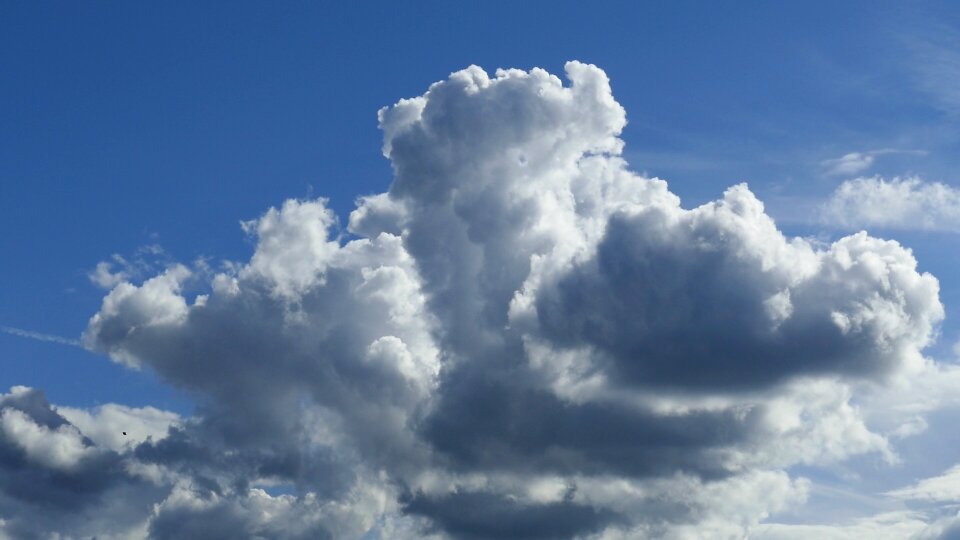 Fluffy sky cloudscape photo