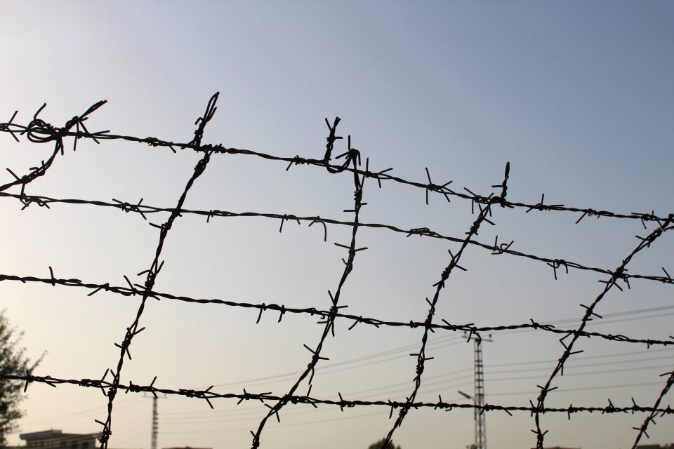 Barrier wire boundary