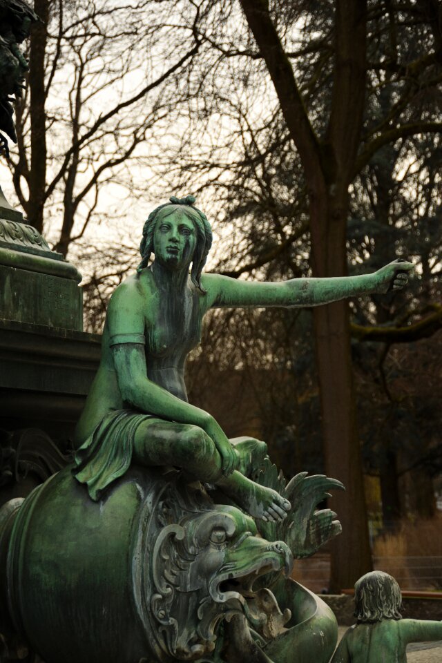 Travel bronze sculpture fountain
