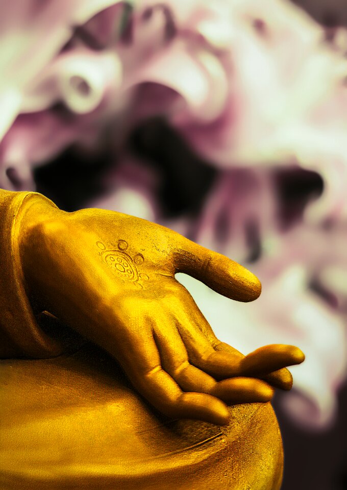 Symbolic statue religion