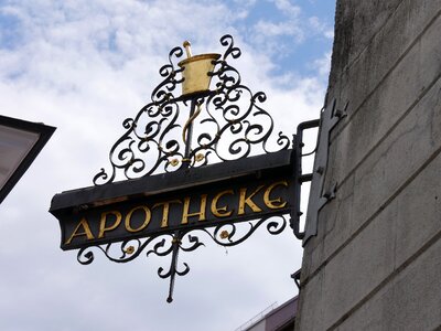 Apotheke pharmacy teaches