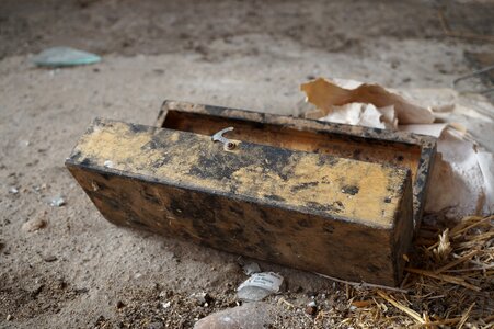 Earth abandoned box